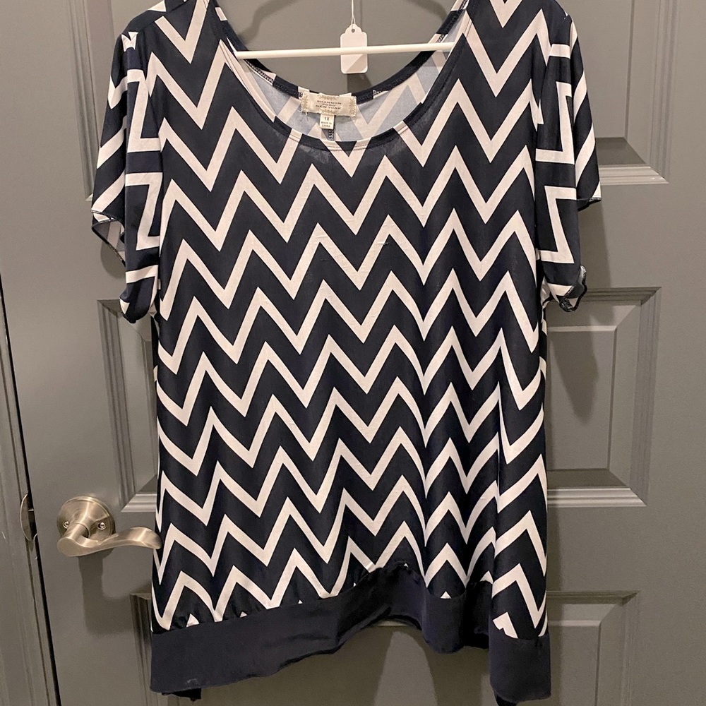 💣Navy chevron blouse